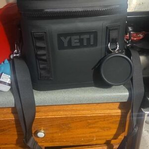 YETI Black Hopper Flip 8